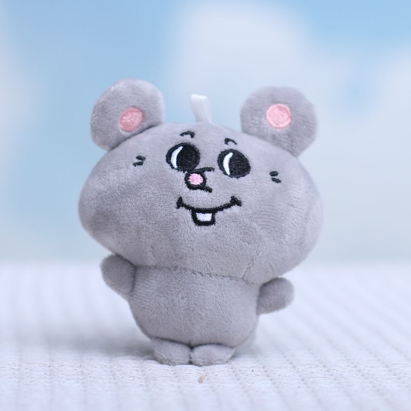 ネットの赤いかわいい萌美とラットの掛け物のぬいぐるみの子供の小さいネズミの包みは鍵を掛けて人形を掛けます。|undefined