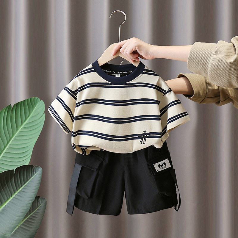 7283 Traje de manga corta de verano para niños 2025 Nuevo estilo Camiseta a rayas para niños Ropa de trabajo de verano Pantalones cortos de dos piezas de verano