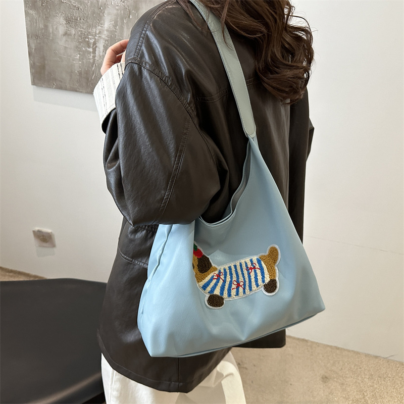 Simple y de alto valor exterior de moda bajo la axila 2024, otoño y invierno nuevo estilo coreano de gran capacidad de bolso de hombro de dibujos animados