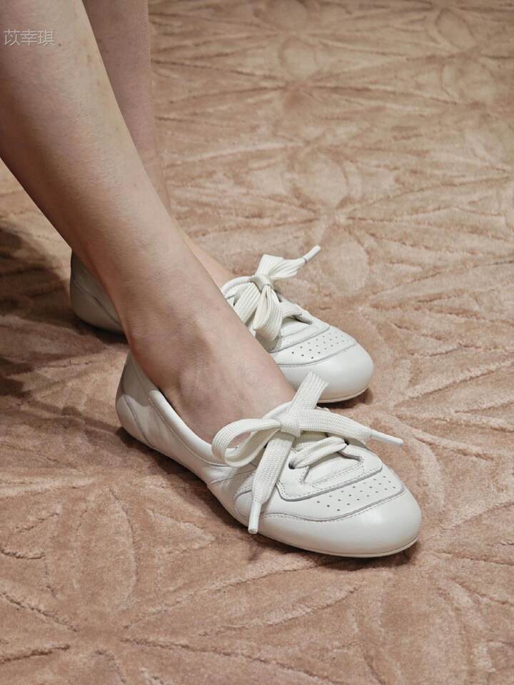 Giày búp bê nữ da cừu cổ thấp đế bằng buộc dây phong cách retro — Bạc, hàng có sẵn, Màu nude, hàng có sẵn, Màu trắng kem, hàng có sẵn chi tiết 6