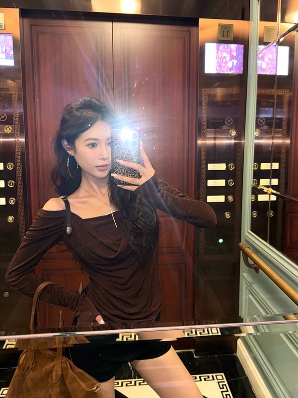 批发欧美复古设计感白色皮肩带一字肩长袖T恤女秋季别致显瘦上衣|undefined