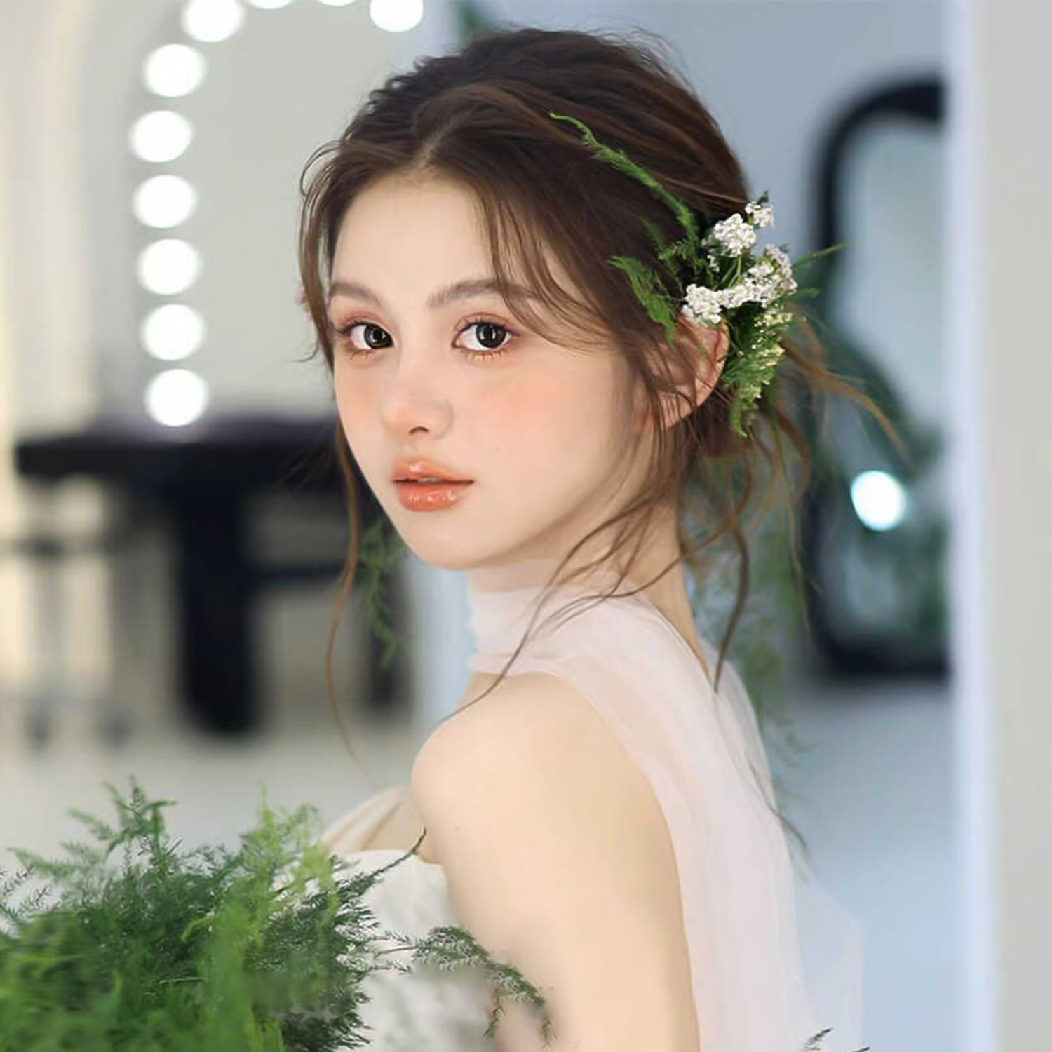 Super fairy-like bridal hair accessory with green bamboo and grass floral design, forest-style hairpin, simple and elegant wedding white gauze accessory