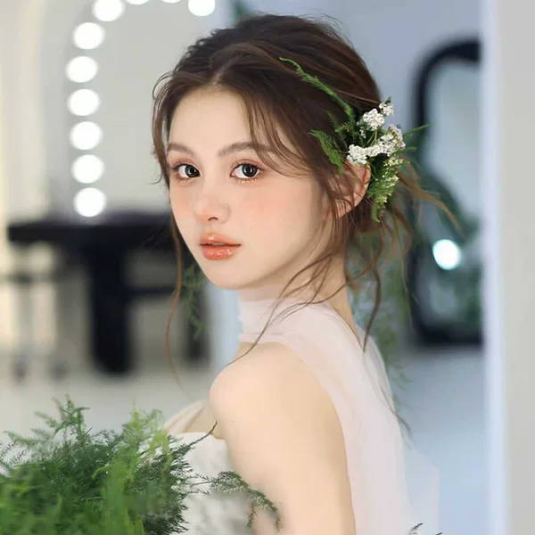 Super fairy-like bridal hair accessory with green bamboo and grass floral design, forest-style hairpin, simple and elegant wedding white gauze accessory
