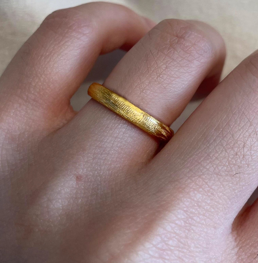 Vintage-Ring aus gebürstetem, schlichtem, mattem Gold mit einem einzelnen Diamanten, schmale Form, geeignet zum Stapeln als Zeigefingerring._voghion.com