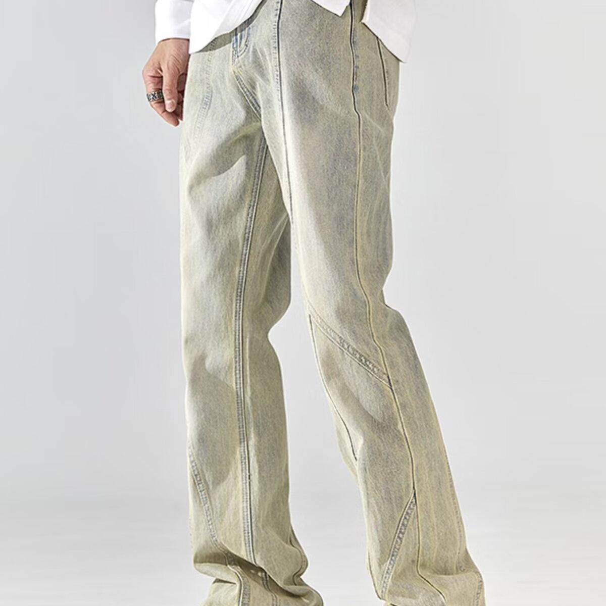 Vaqueros teñidos de barro amarillo lavados y desgastados de la calle principal americana