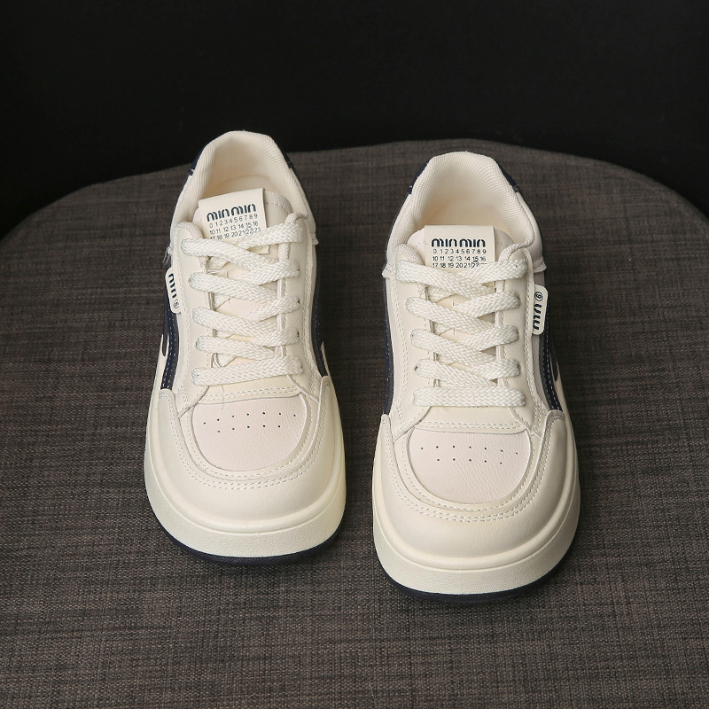 Pequeños zapatos blancos para mujeres 2025 nuevo otoño delgado transpirable de suela gruesa estudiantes deportivos con falda de altura zapatos de skate casuales