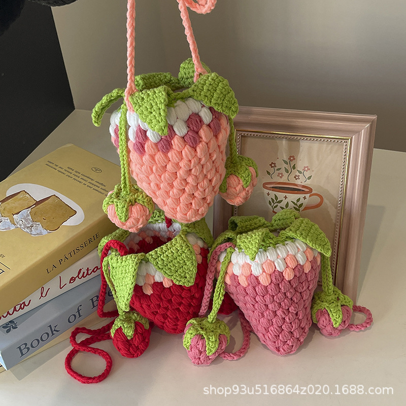 New knitted strawberry crossbody bag, a small bag for children to carry when going out, a handmade, single-shoulder bag, a cute gift