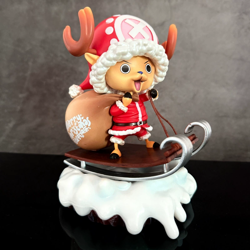 Фигурка Чоппера в новогоднем костюме из One Piece в коробке