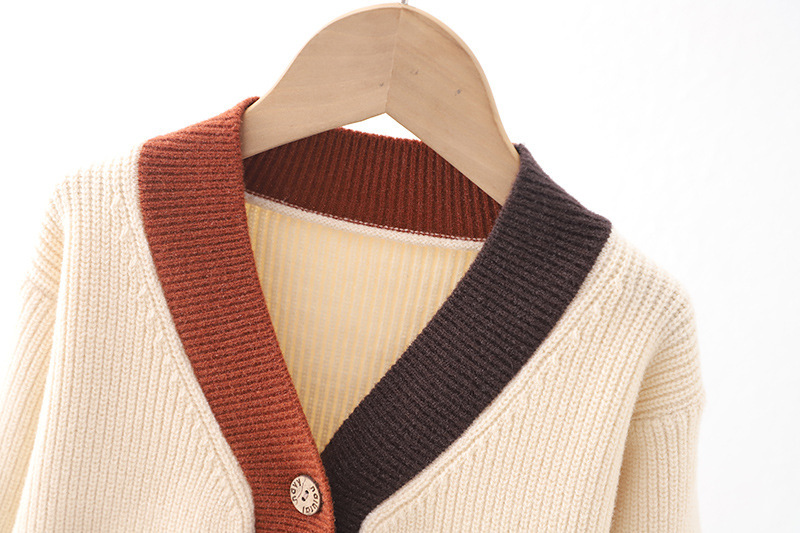 2024 Nuovo maglione lavorato a maglia per bambini, cappotto con orsetto, bottoni in alto, cardigan morbido con giunture colorate a contrasto, edizione coreana_voghion.com