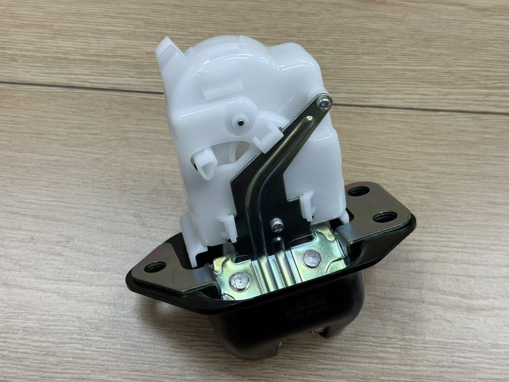 Suitable for Nissan/Infiniti models, the tailgate lock mechanism part number is 90502-CA00C/EN00A