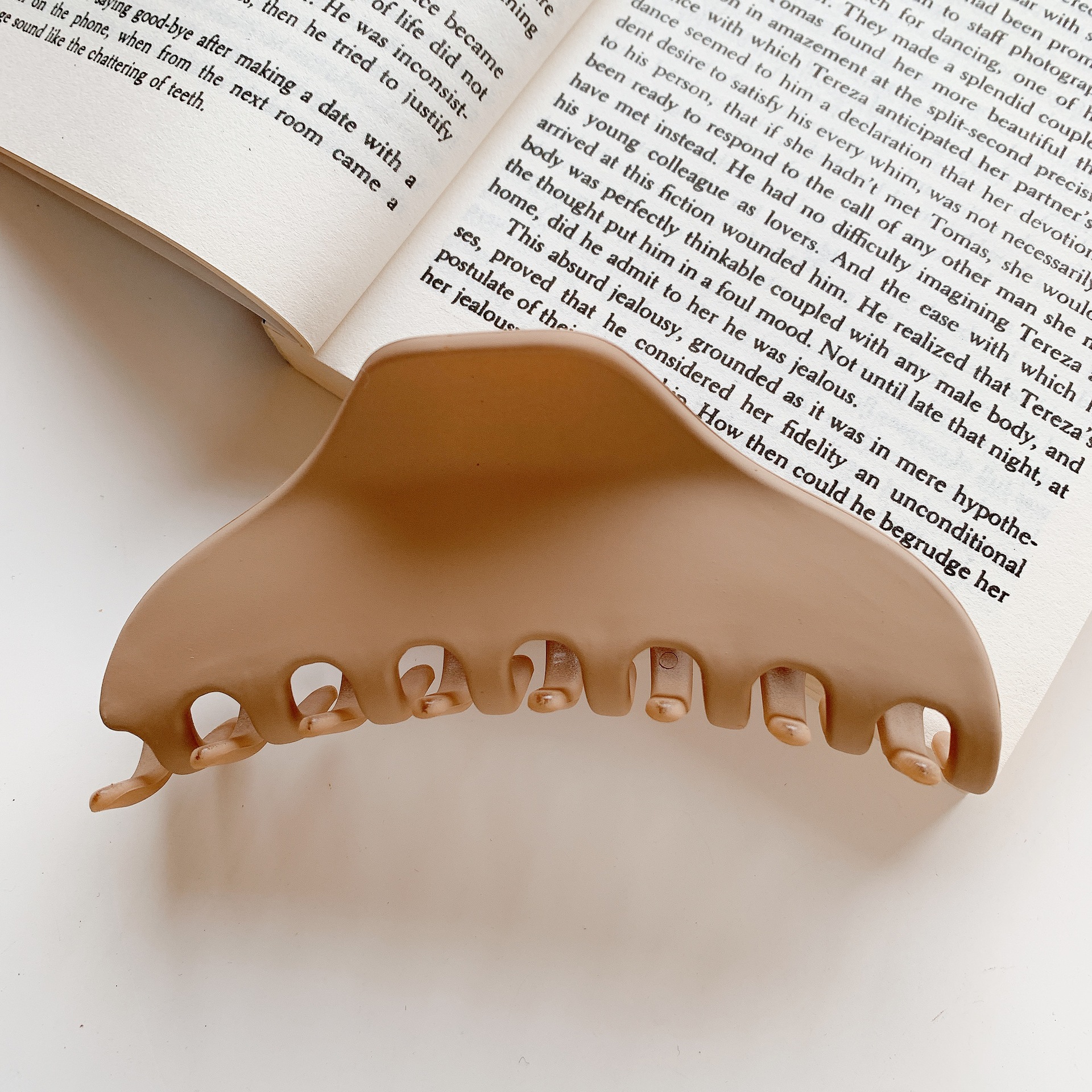 Leche marrón captura clip neto rojo 2022 Nueva horquilla trasera cabeza captura de pelo grande tiburón clip tocado horquilla para las mujeres