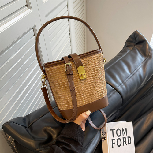 Fashionable portable woven bag for women  new high-end textured straw bag single shoulder crossbody bag casual bucket bag