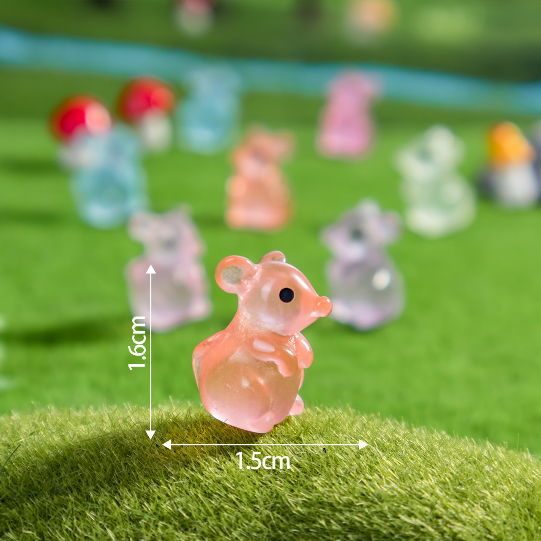 어둠 속에서 빛나는 작은 동물 쥐가 혼합된 모습을 부러워합니다.