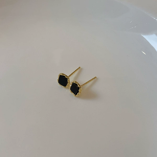 Black square earrings