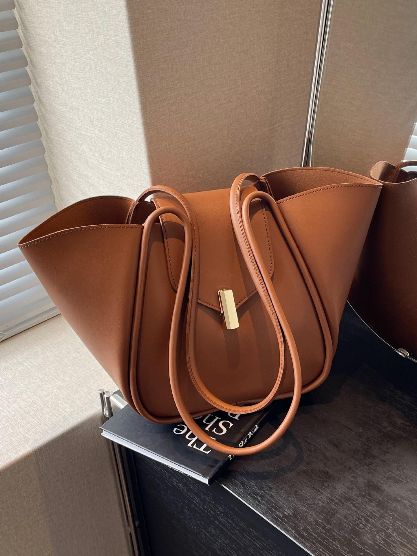 Bolso de cubo de gran capacidad explosivo transfronterizo para mujer 2025 nuevo bolso de hombro casual simple bolso de viaje de cuero suave
