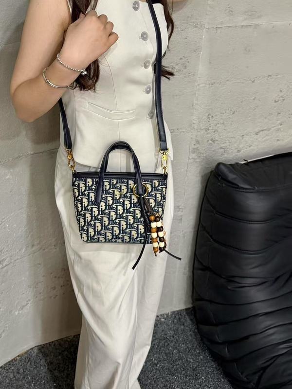 莫妮卡奇奇2025新款高品质 D家手提菜篮子枕头包轻奢质感单肩斜挎|undefined