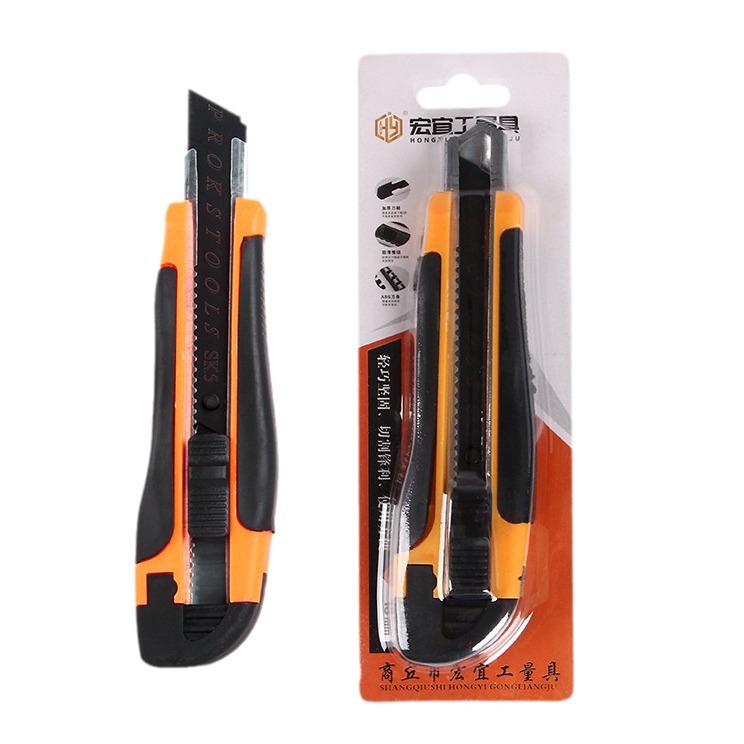 Cuchillo de uso con tarjeta de succión Cuchillo de desembalaje exprés grande de 18mm al por mayor Hoja negra Cuchillo de papel tapiz duradero afilado Cuchillo de papel