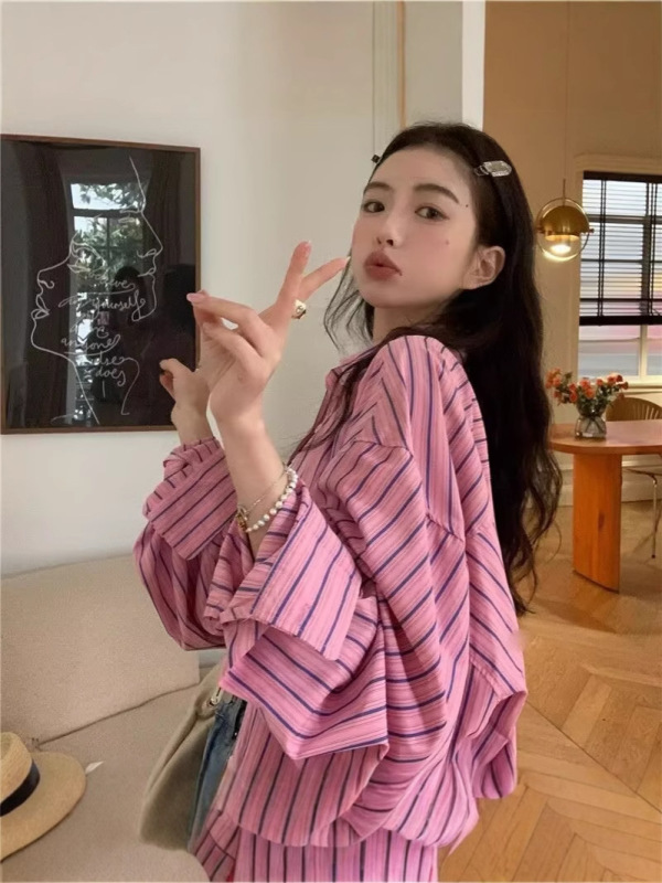 フランスの春秋のゆったりした大きい版のピンクのシャツの縦縞のシャツの女性の中で長いタイプのoversizeの薄いタイプのコートの女性|undefined