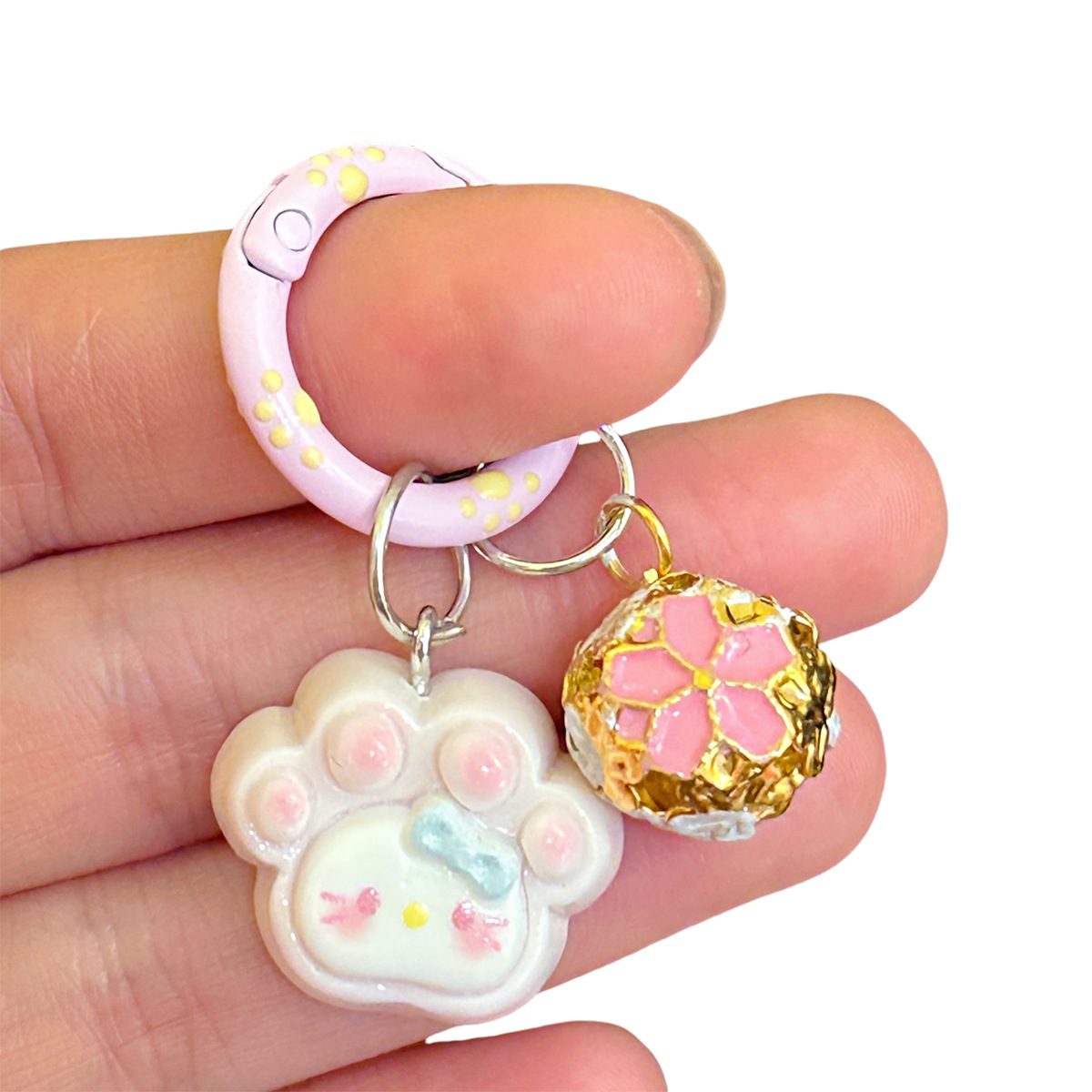 Cute gato garra campana círculo fijación colgante corazón de niña gatos bolsas escolares llaveros colgante miel regalos al por mayor