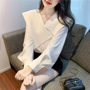 现货2024春季新款不对称翻领衬衫女款高级显瘦宽松翻领设计上衣-阿里巴巴