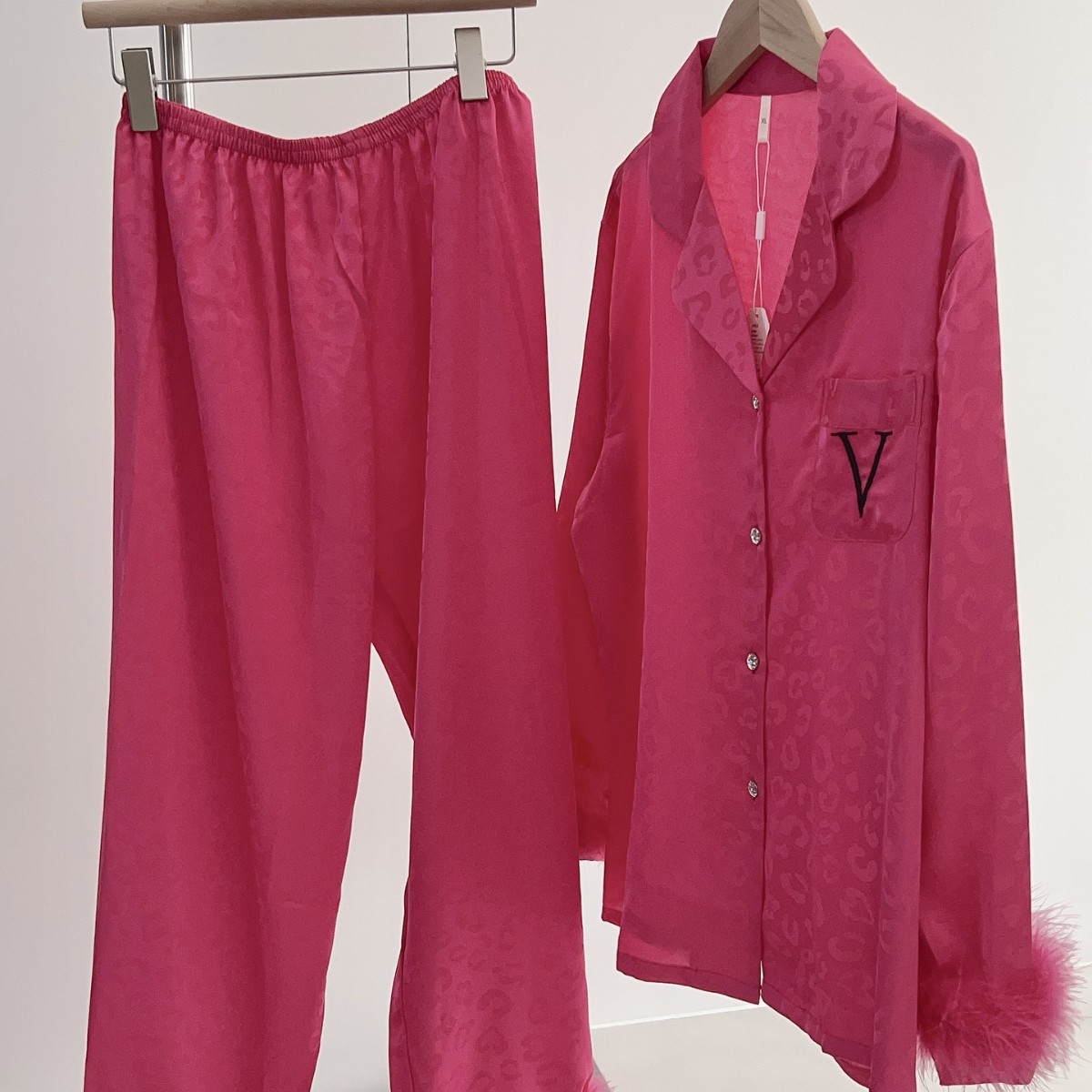 Embroidery Satin Sleepwear Set – Feather Design Long-Sleeve Loungewear (M-XL) – Elegant & Breathable For Home & Outings_voghion.com
