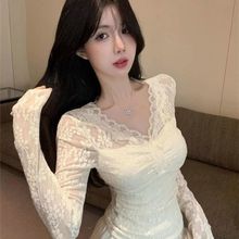 春季纯欲风性感蕾丝花边v领长袖t恤女秋冬紧身短款内搭辣妹风上衣