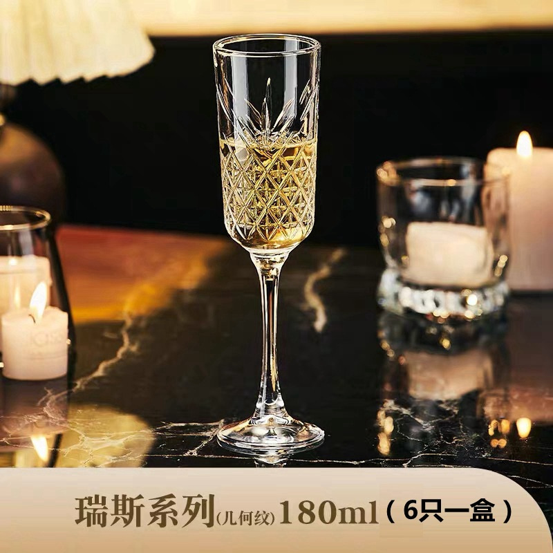 Pasha con copas de cóctel de vidrio creativas, copas de bar de bebidas especiales, copas de vino de alto valor, copas Martini