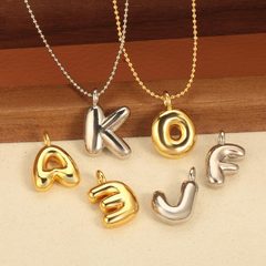 クロスボーダー銅金メッキ 26 英字ペンダントネックレスバルーン形状デザイン鎖骨チェーンネックレス卸売