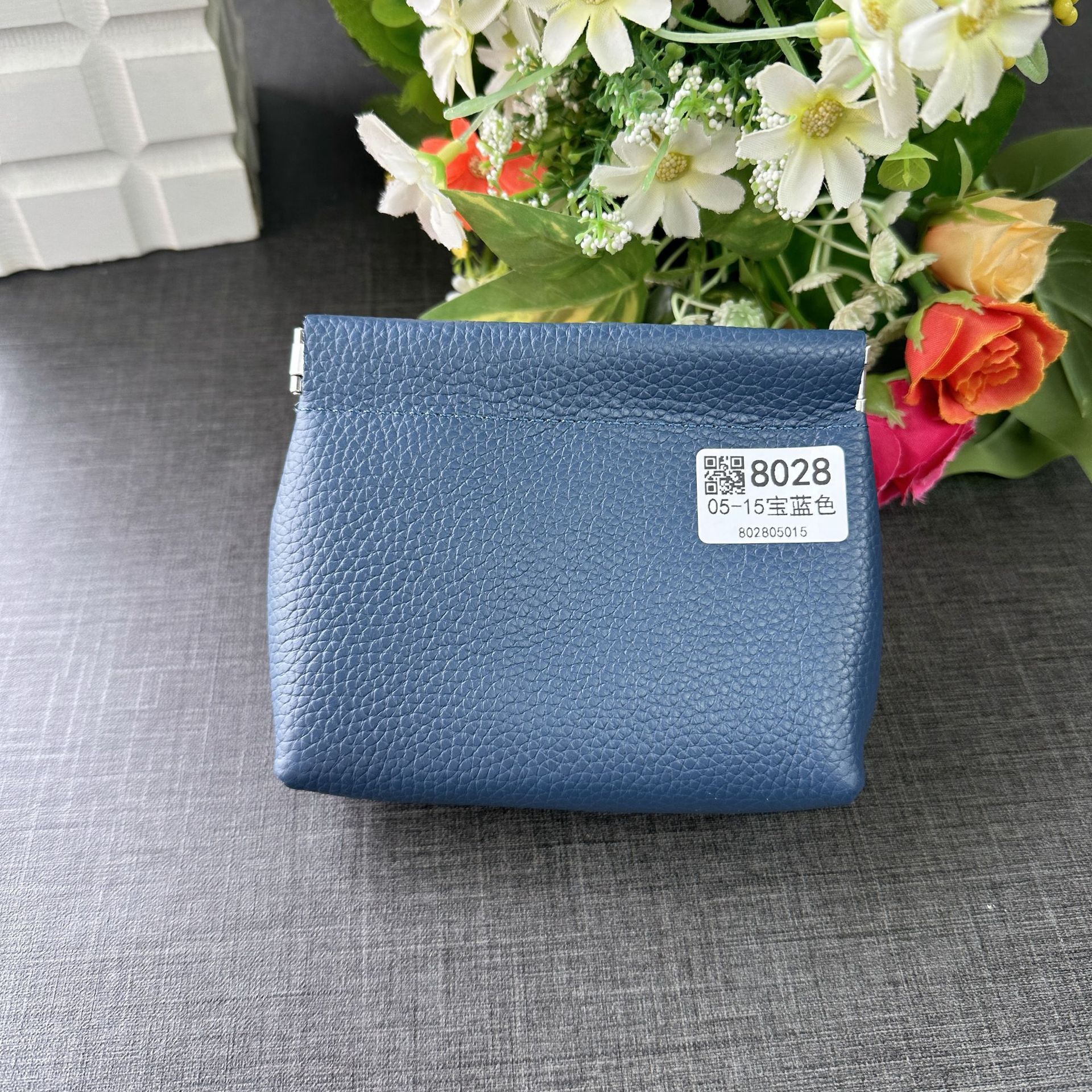 厚手の収納袋のトップ層の牛革は閉じています。