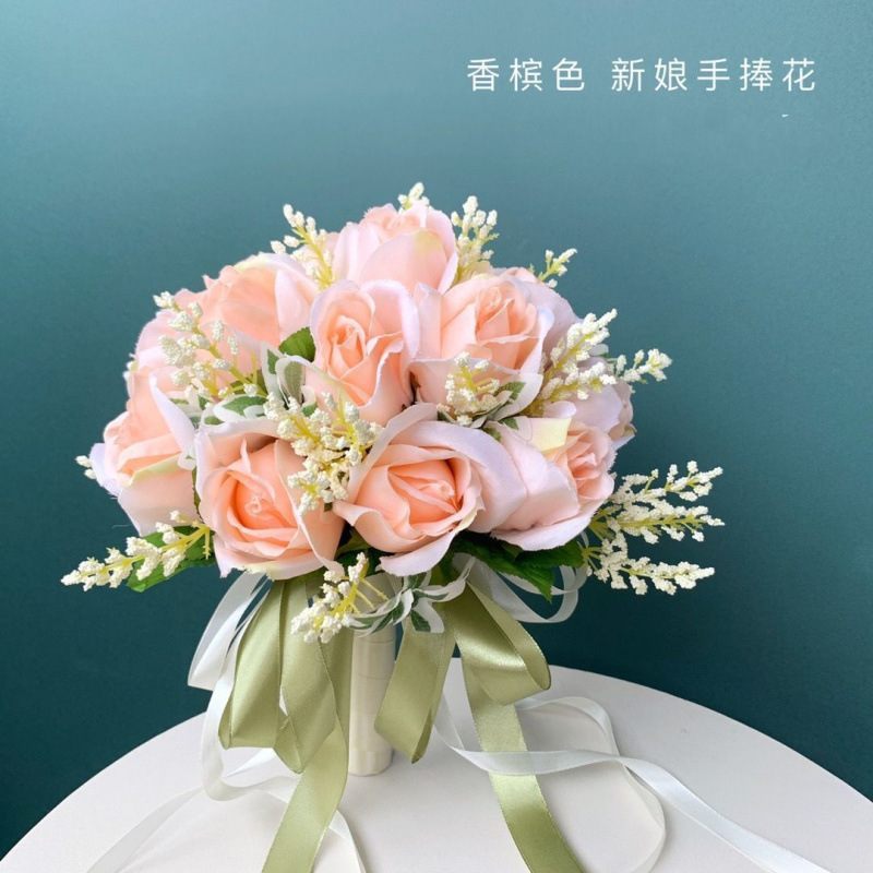 手に花を持つ新婦の韓国式結婚式の領収書のシミュレーションの花束の森系のウェディングドレスの撮影の道具の手に花をささげます。|undefined
