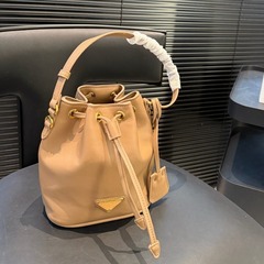 现货P家小水桶包轻便斜挎女士包包拉绳高级感百搭时尚手提包跨境