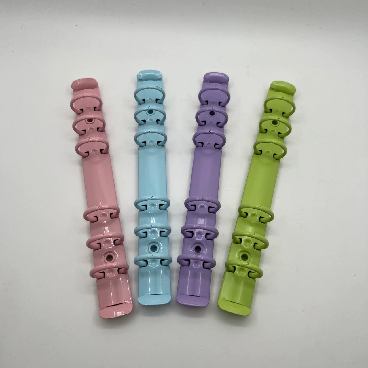 Оптовая продажа распространенных видов цветных скрепок, скрепок для перфорации, скрепок для папок.  Возможен индивидуальный заказ.