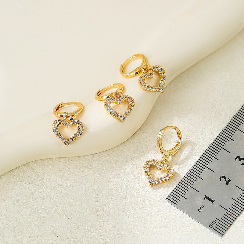 Amazon nuevo diseño de nicho único de venta en caliente de amor simple y lujoso ligero aretes de aretes de aretes