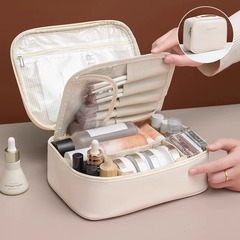 大容量のポータブル外出用化粧品バッグを分割して保管します。