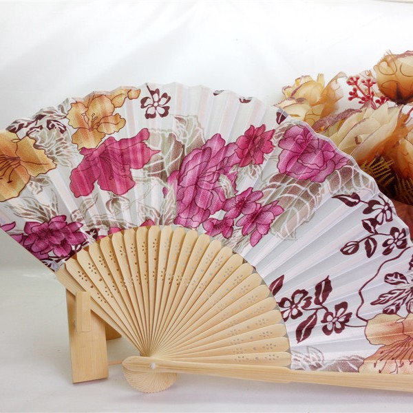 Hay en stock Changsha regalo ventilador 21cm estilo japonés bambú seda ventilador color primario hueso satén paño ventilador