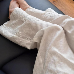 怠惰な風の白い透かし彫りの刺繍の亜麻の広い足のズボンの女性の2025新型のデザイン感の組み合わせはやせている綿麻のズボンを現します。