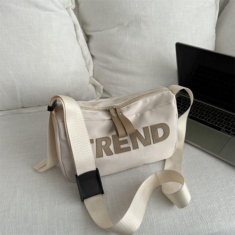 Bolsas de moda de tendencia de primavera 2024 nuevas bolsas deportivas de lujo ligero coreano de gran capacidad para salir