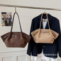 大容量包包女秋冬2025新款复古小众设计单肩腋下包褶皱通勤托特包