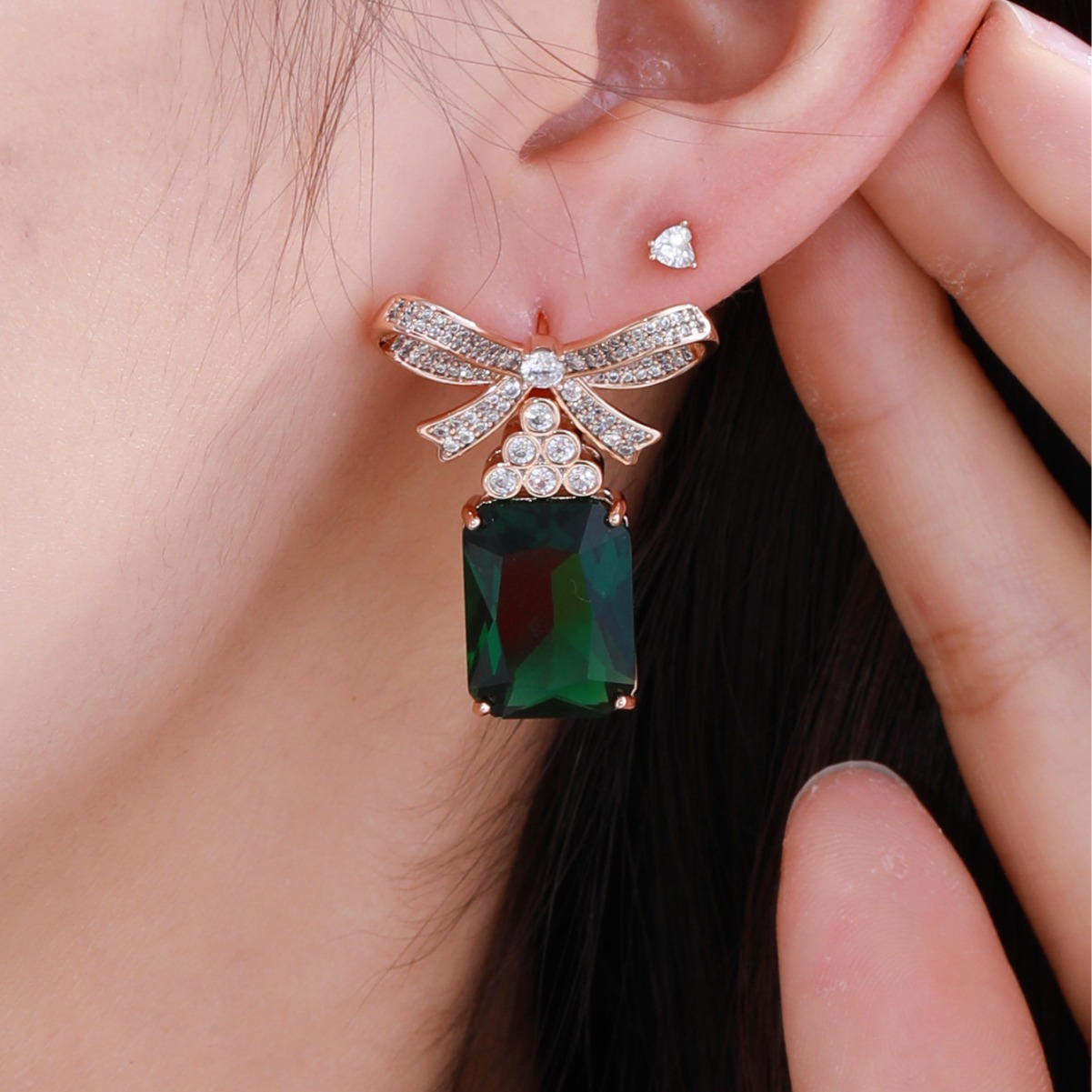 Xuping joyería esmeralda retrógrado pendientes de lujo ligero nicho de alto nivel de flores largas arcos bordados pendientes