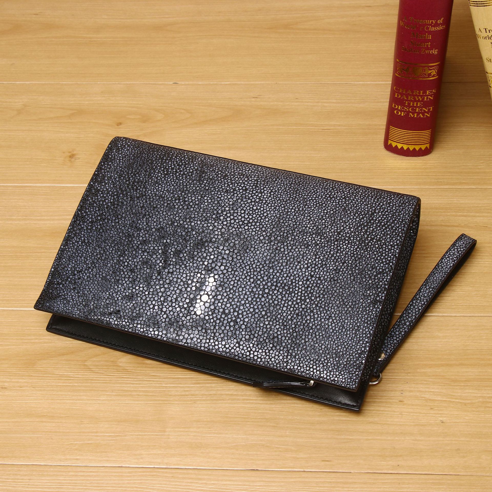 Túi clutch nam họa tiết vảy cá ngọc trai bóng cao cấp chi tiết 5