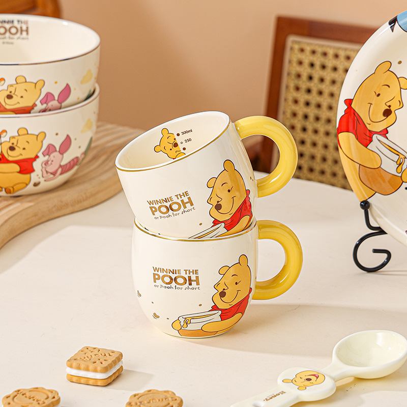 Taza de cerámica de lujo ligero con diseño de Winnie the Pooh, modelo nuevo 2025 para uso doméstico, taza de leche de alto valor estético para parejas. image 3