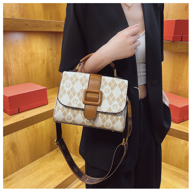 French niche design women's 2023 new fashion printed portable small square broadband one shoulder crossbody bag_voghion.com