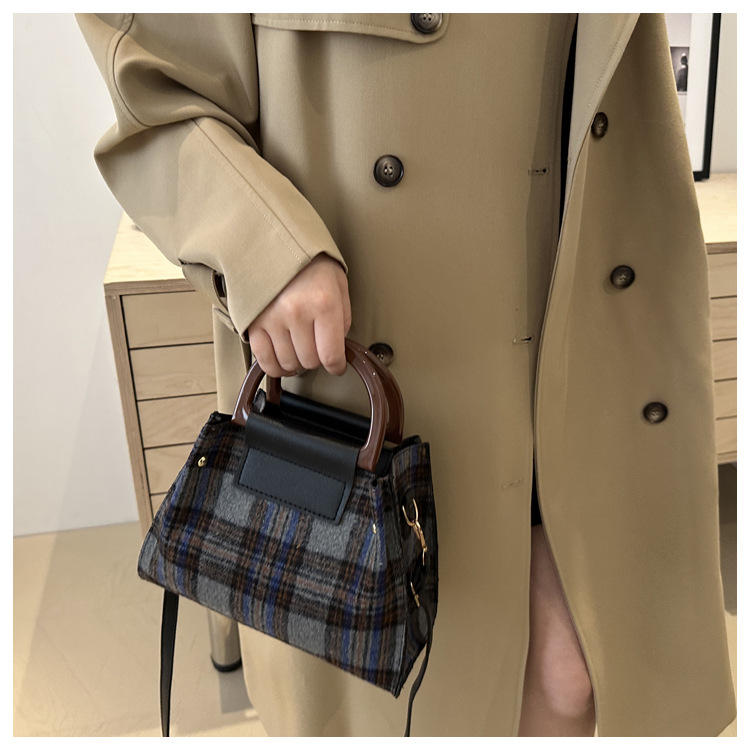 This is a trendy and stylish single-shoulder underarm bag with a contrasting color for the autumn of 2024. It features a unique design and is retro and individualistic undefined