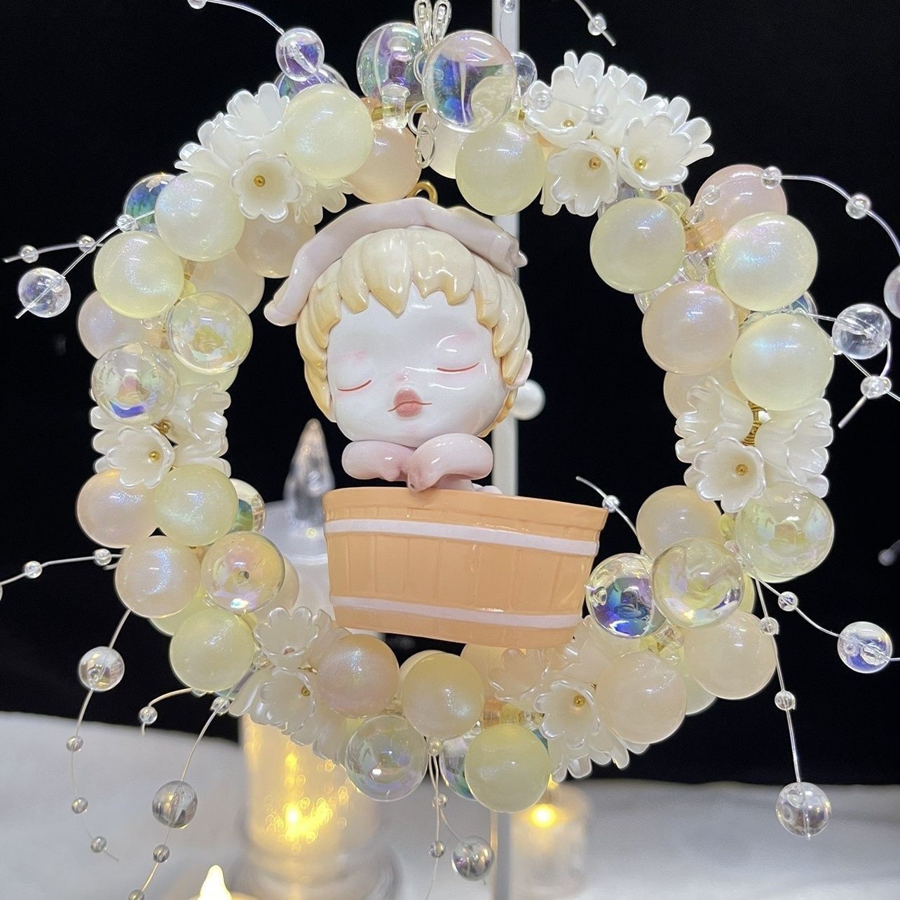 아기를 안고 있는 반짝이는 구슬의 완전한 원 (긴장을 풀어주세요)