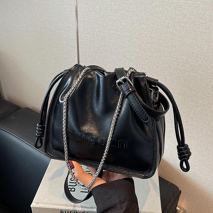 Bolso de explosión de moda plegado para mujeres 2025, nuevo bolso de piel de cera de aceite de estilo universal, bolso casual simple de hombro bajo la axila