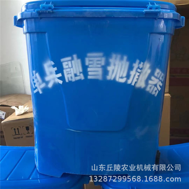 新款山地橘子树施肥溜肥器 单兵融雪抛撒器电动跑道工业盐抛撒器