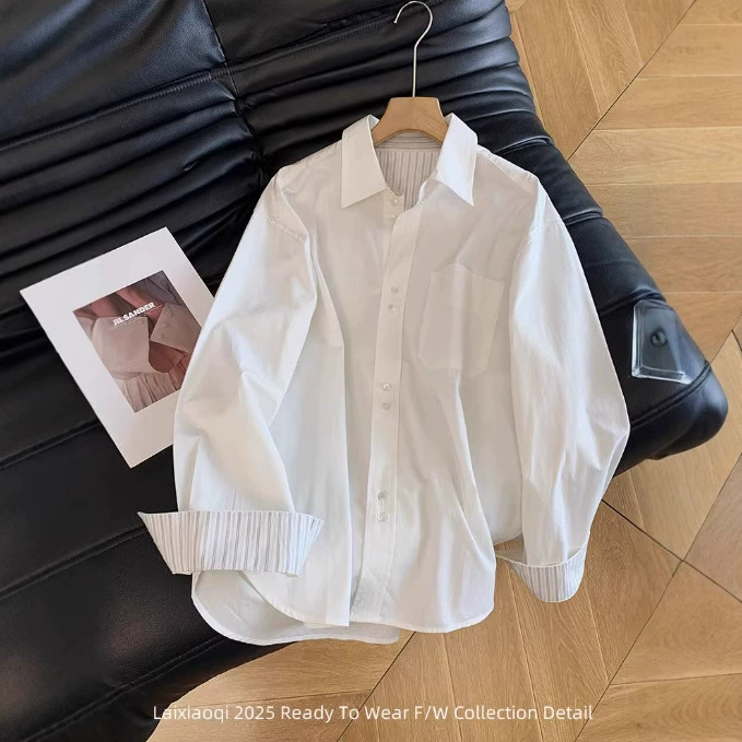 Дизайн Чувство манжеты, сшитые в полоску, воротник поло, белая рубашка Женская весна 2025 Новый темперамент, уменьшая возраст, рубашка