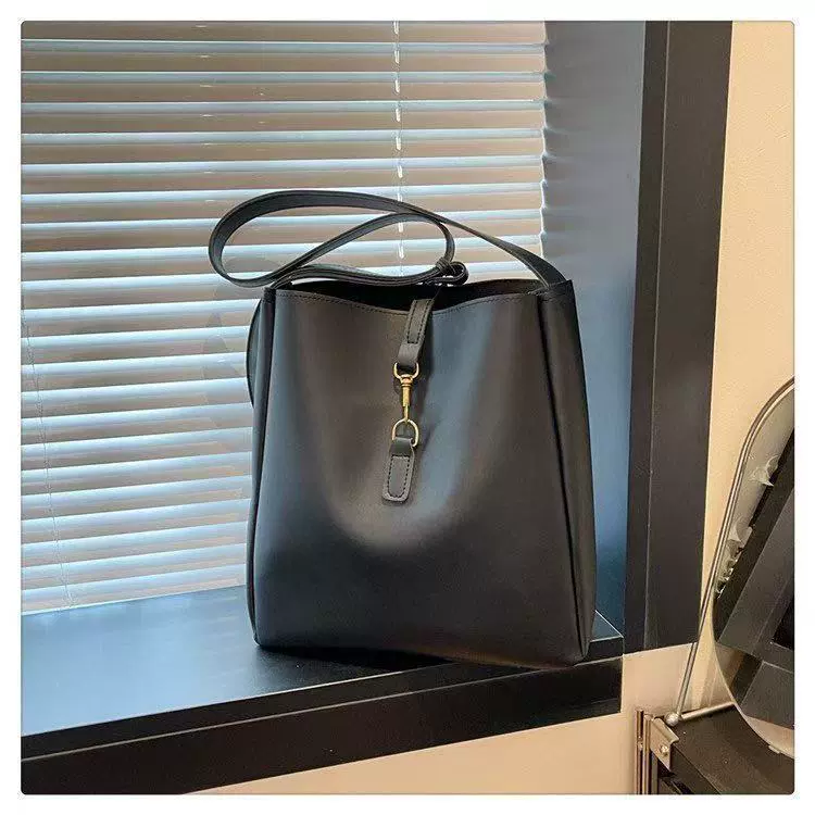 跨境软皮女包新款小众质感洋气单肩包2025秋潮流斜挎水桶包大容量