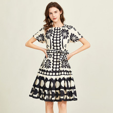 2024春夏欧美女士圆领泡泡短袖系带收腰黑白撞色定位印花连衣裙