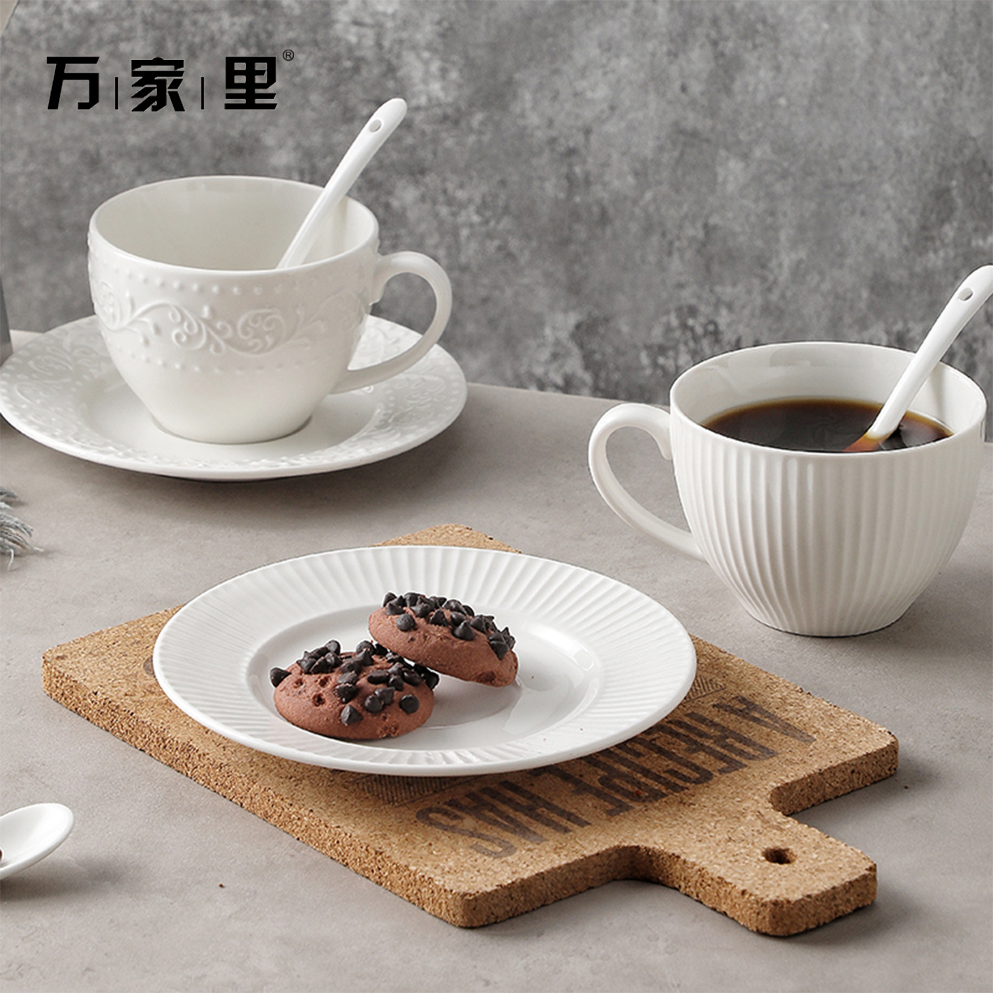 Juego de tazas y cucharas de café en relieve de cerámica blanca pura, tazas de alto valor, vajilla de postre de té de la tarde de estilo europeo